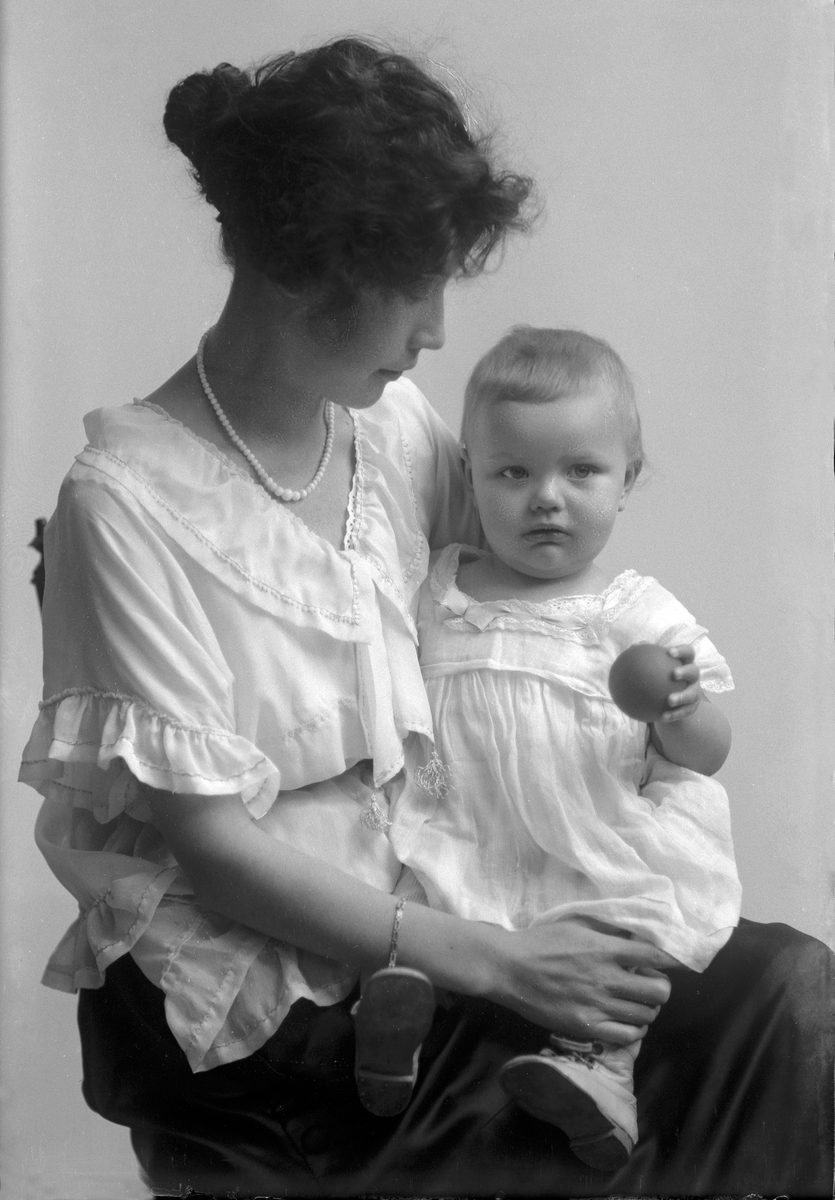 Porträtt från fotografen Maria Teschs ateljé i Linköping. 1910-1916. Beställare: Landstedt.