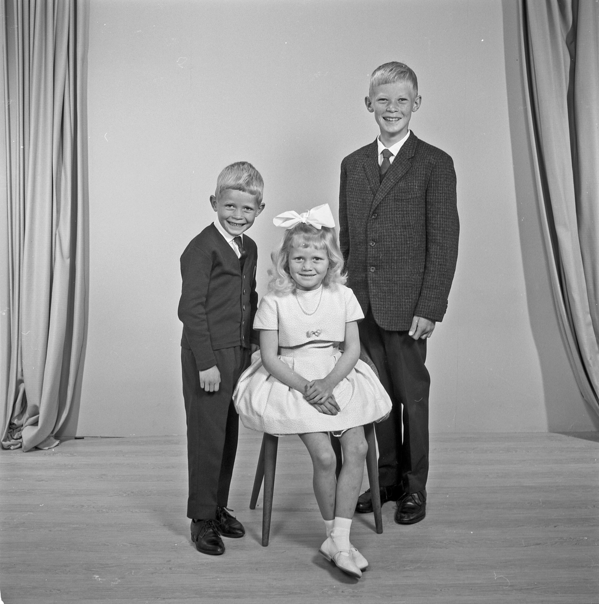 Portrett 3 barn, en yngre gutt og jente og en eldre gutt - bestiller Kari Haraldseid