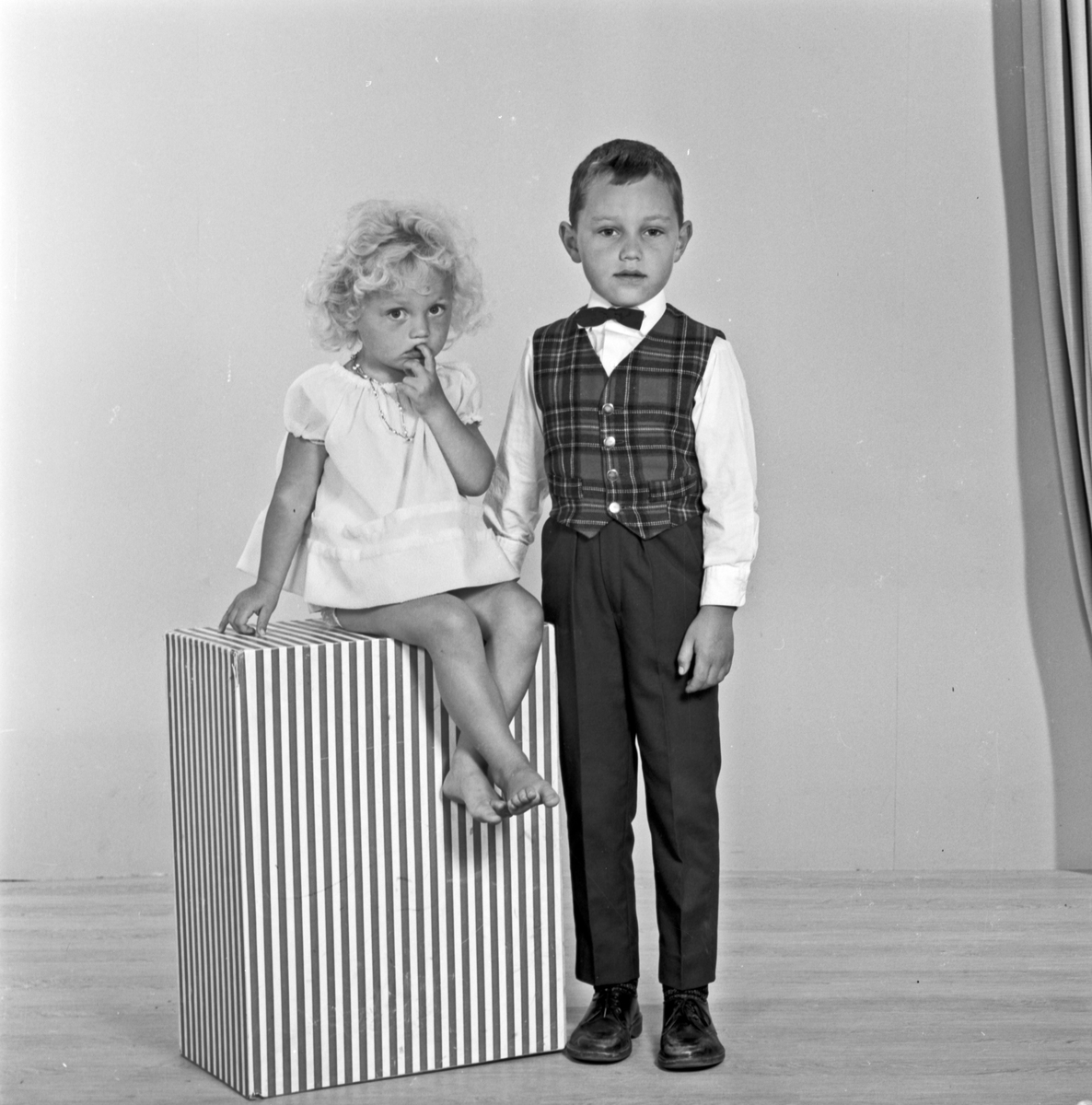 Portrett liten jente og gutt - bestiller Judit Kristiansen