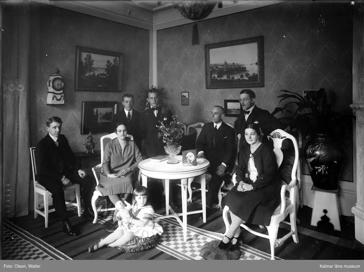 Bilden är tagen i Anna och Alva Winells atelje. Walter Olsson övertog systrarnas atelje 1928 och drev den sedan till 1968.