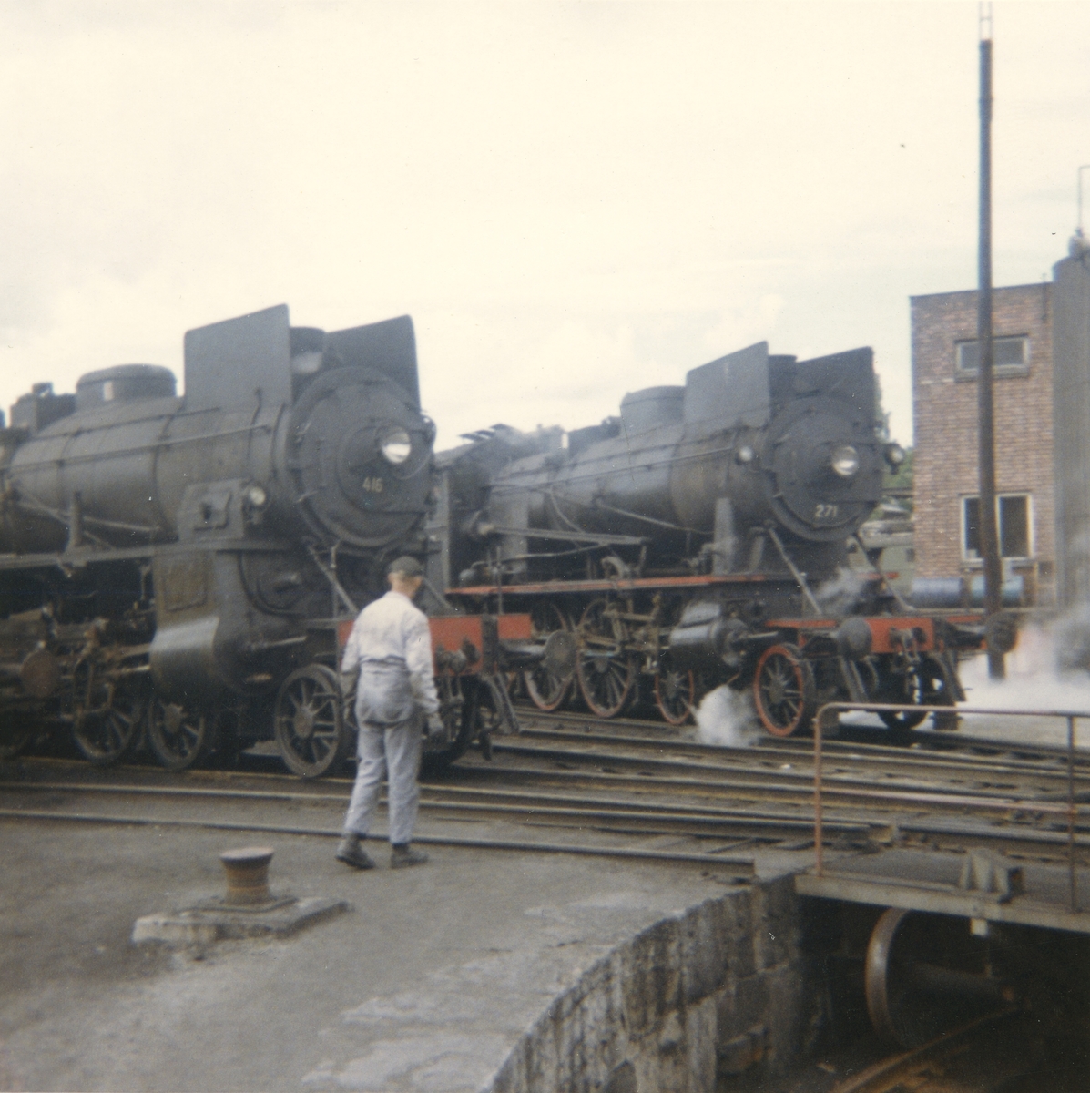 Damplokomotiv type 30a 271 og 31b 416 ved lokomotivstallen på Hamar.