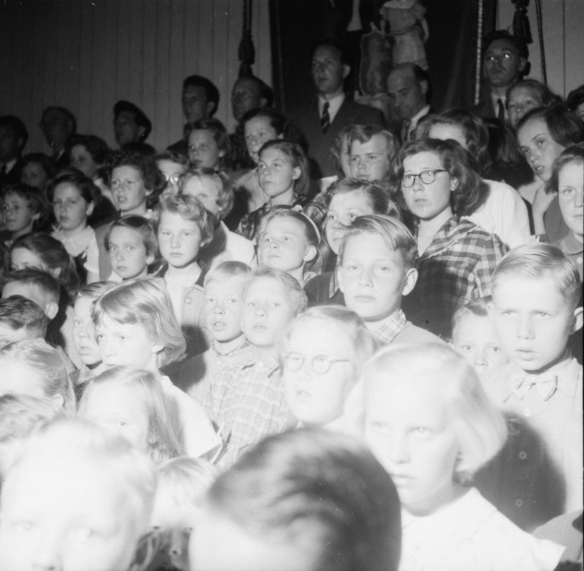 Vardens arkiv. "Skolekonsert på Lunde skole kl. 18.00"  13.05.1954