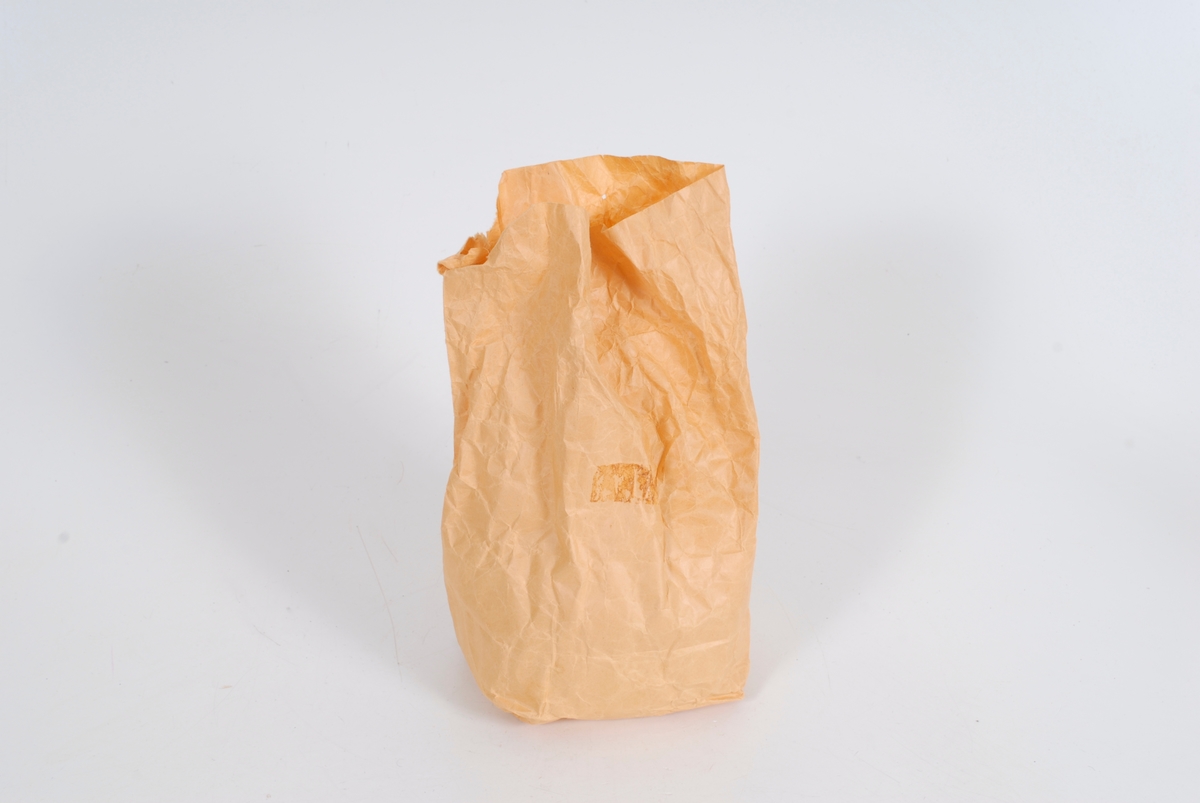 Form: 13 nøster med tynn tråd i forskjellige farger som ligger i en papirpose
