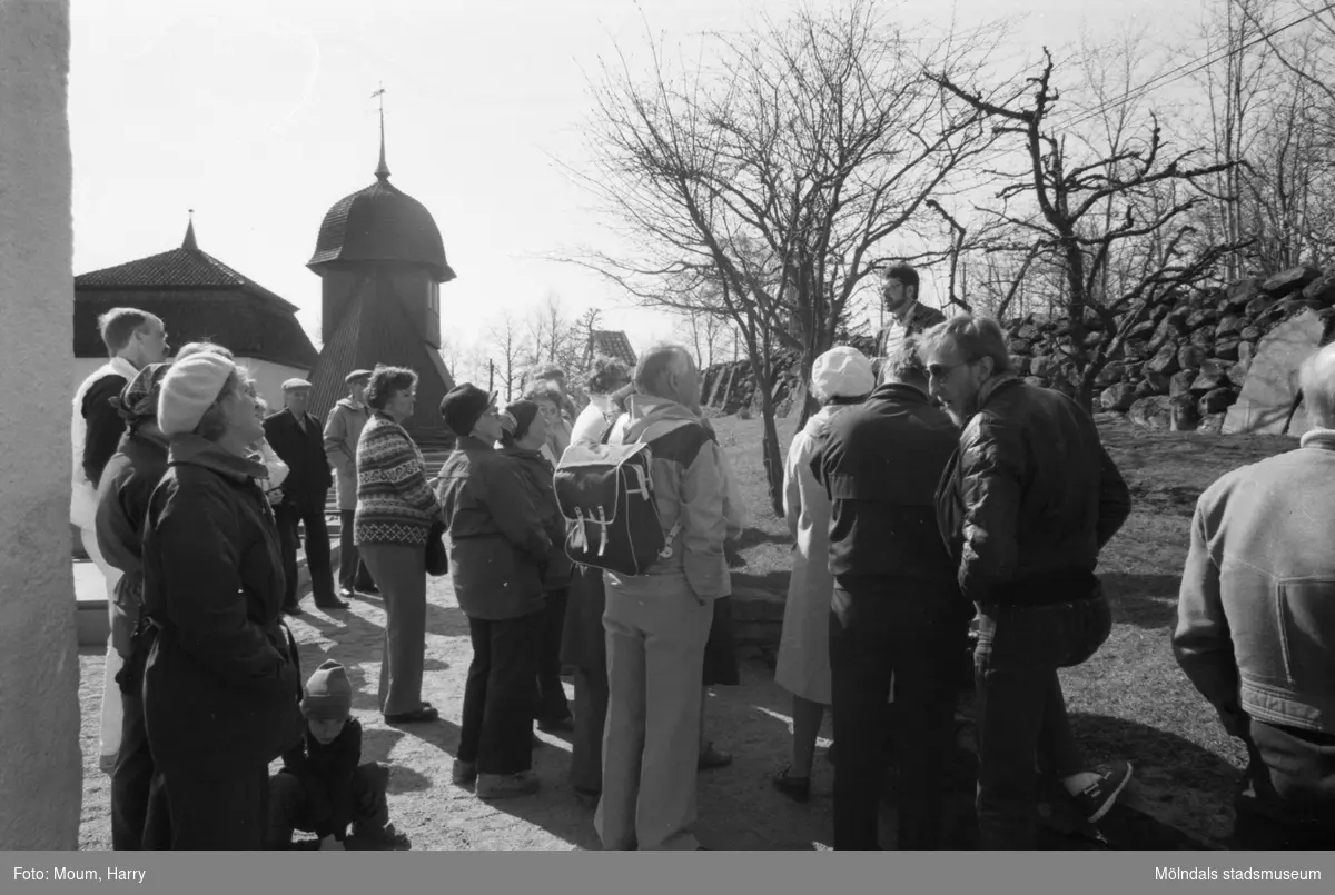 Kållereds hembygdsgille anordnar sockenvandring i området vid Kållereds kyrka, år 1984.

För mer information om bilden se under tilläggsinformation.