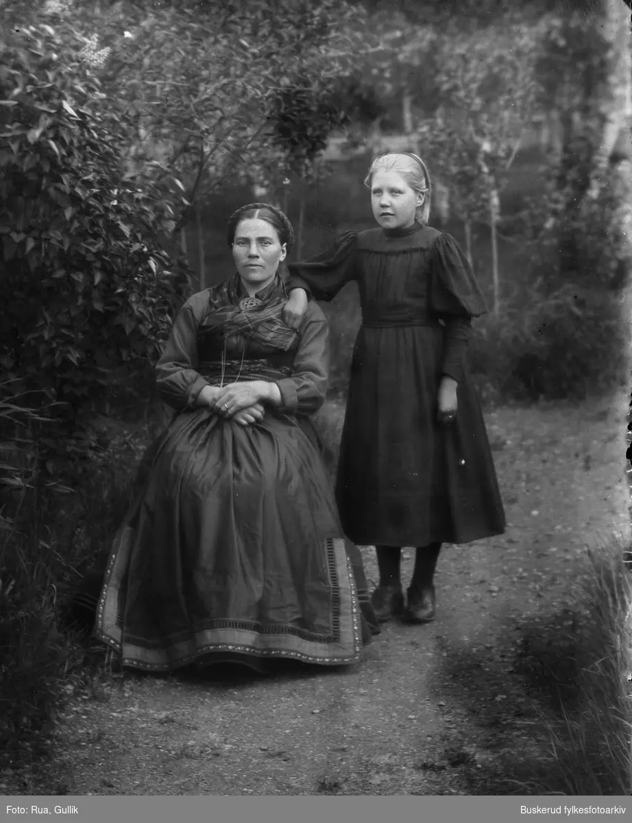 Marit S.  Fløtager, f.  28.06.1883   med sin datter Kari O. Fløtaker f 01.10.1903  
Flesberg