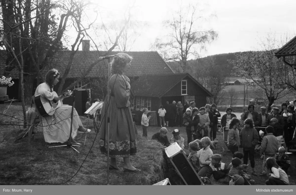 Almåsgården och Lindome hembygdsgille anordnar sommarkafé på Börjesgården i Hällesåker, år 1984. Musikunderhållning av Greta Wirsén med dottern Anna.

För mer information om bilden se under tilläggsinformation.