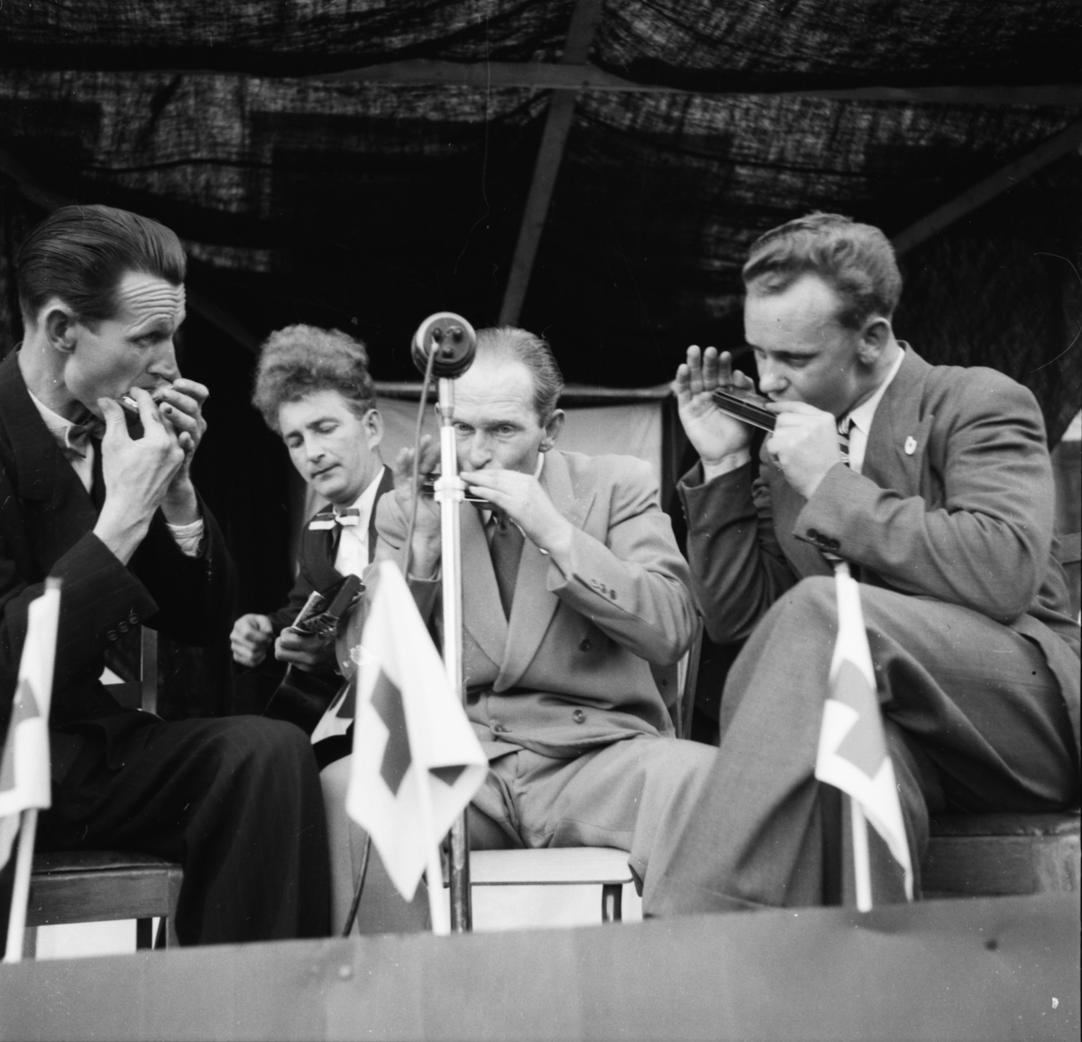 Vardens arkiv. "8 mai arrangement på Rådhusplassen, Skien"  08.05.1954