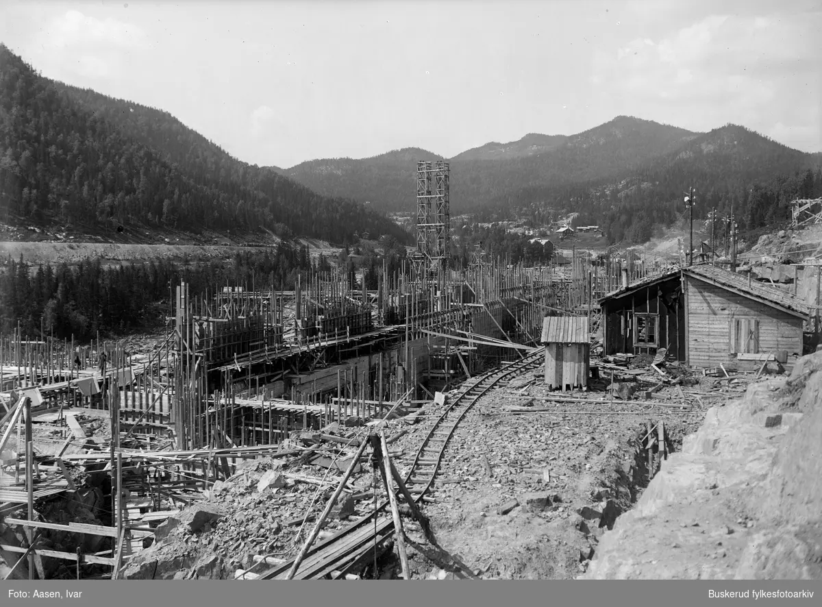 Rødberg

Bygging av kraftverket Nore I 
I 1915 begynte arbeidet med å demme opp Tunhovdfjorden, dammen ble ferdigstilt i 1920. Da denne var ferdig begynte byggingen av selve vannkraftverket. Kraftverket stod ferdig i 1927, og produserte strøm året etter.Ved ferdigstillingen var Nore I det største kraftverket i Nord-Europa.