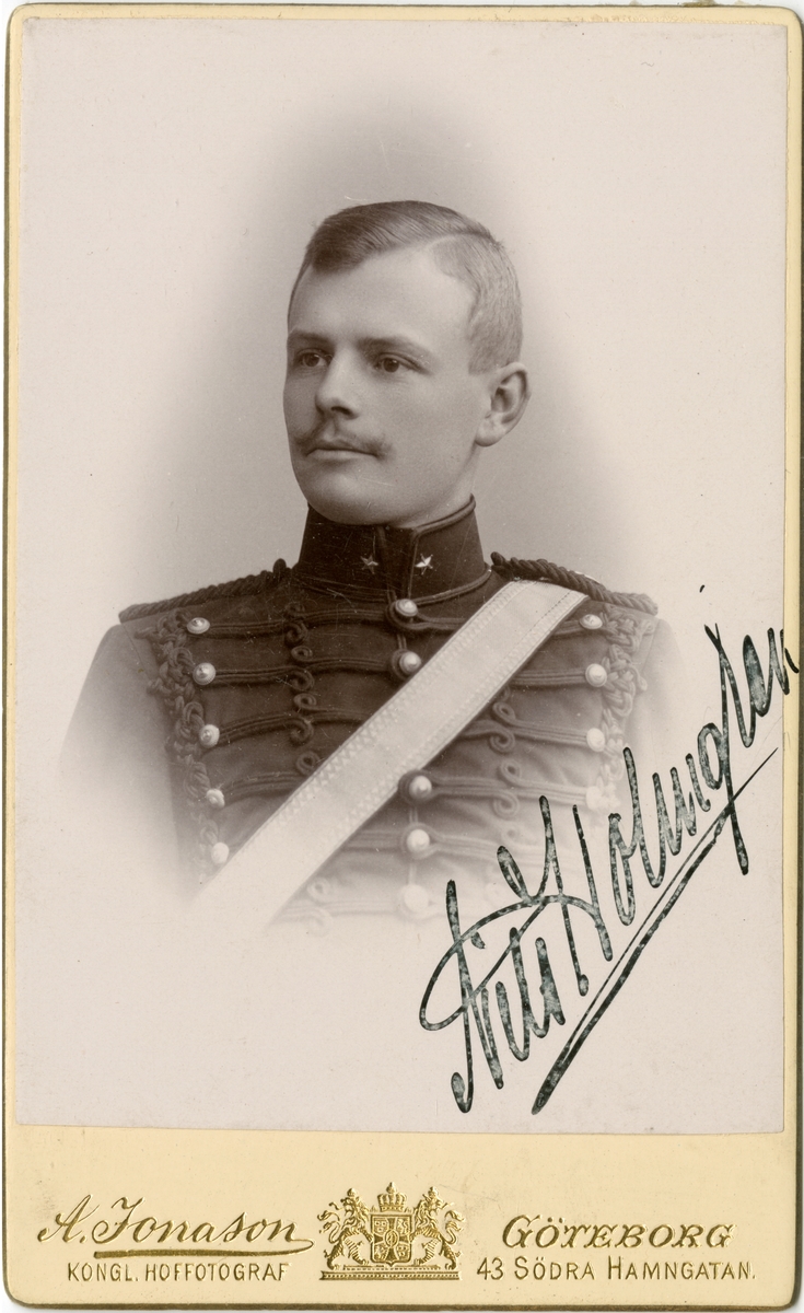 Porträtt av Nils Uno Gustaf Holmgren, underlöjtnant vid Karlsborgs artillerilår A 9.
