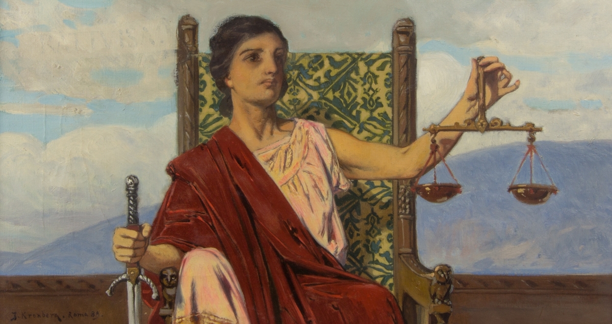 Ung sittande kvinna klädd i rosa klänning med en röd mantel över ena axeln symboliserande rättvisan. Hon sitter i högryggad stol. I högra handen håller hon en vågbalk med två vågskålar. I den andra håller hon ett delvis synligt svärd. I bakgrunden berg och molnformationer.