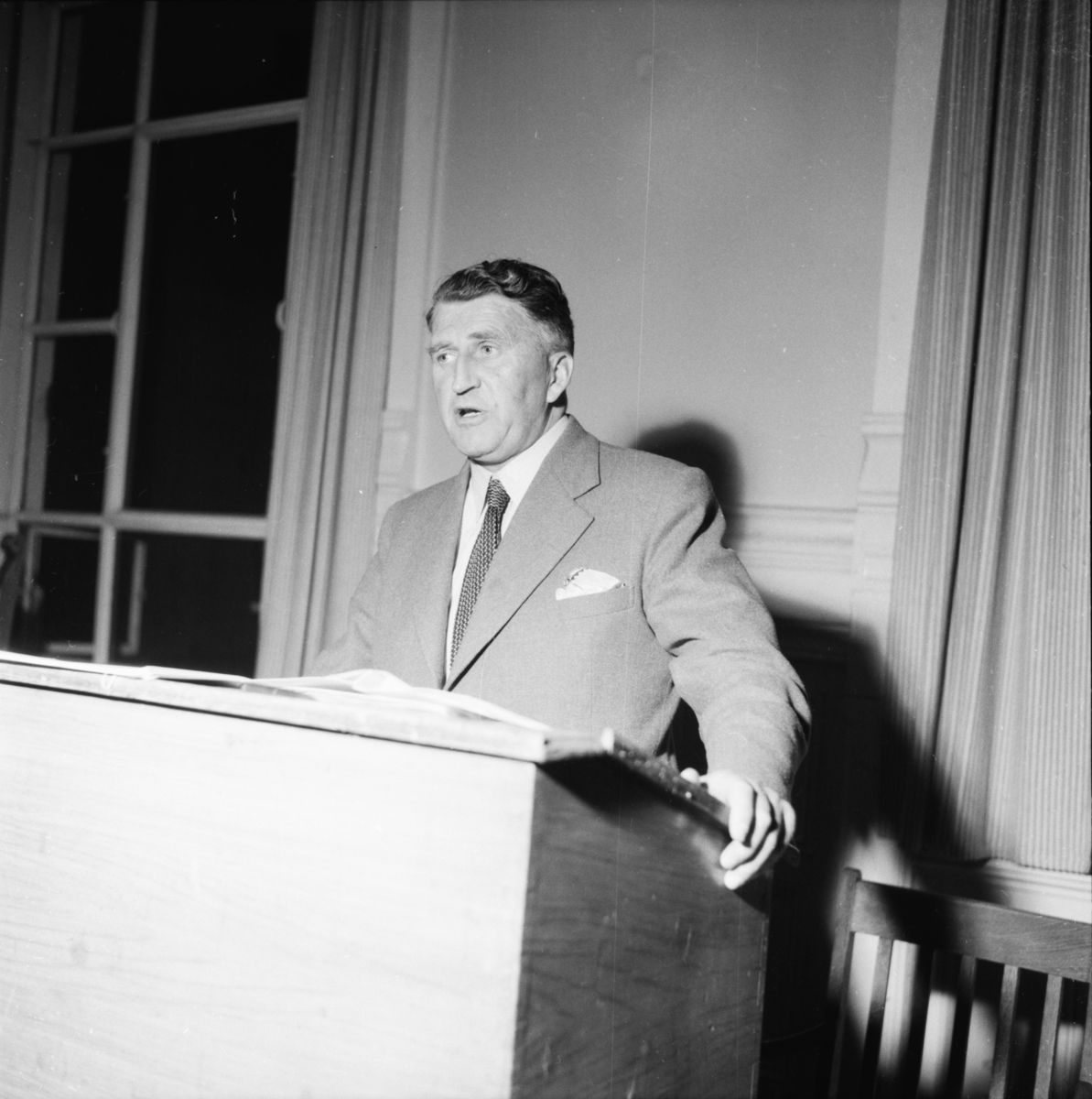 Vardens arkiv. "Byjubilekomiteen i Skien (1951)
Jurysalen i Rådhuset"  06.05.1954
