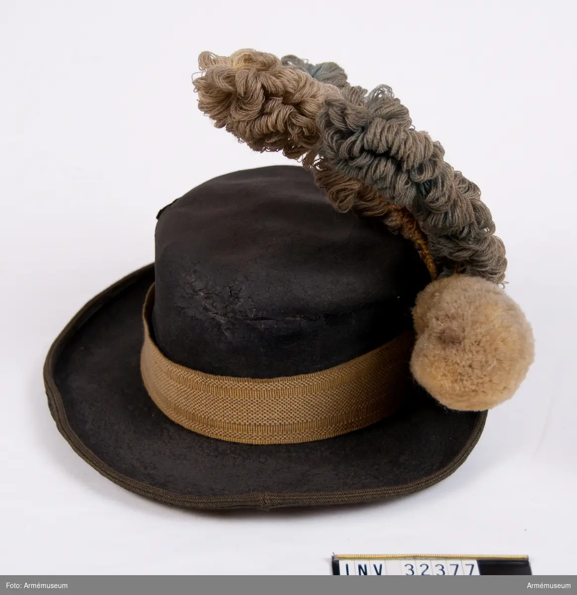 Grupp C I.
Hatt av svart filt med vävt hattband.