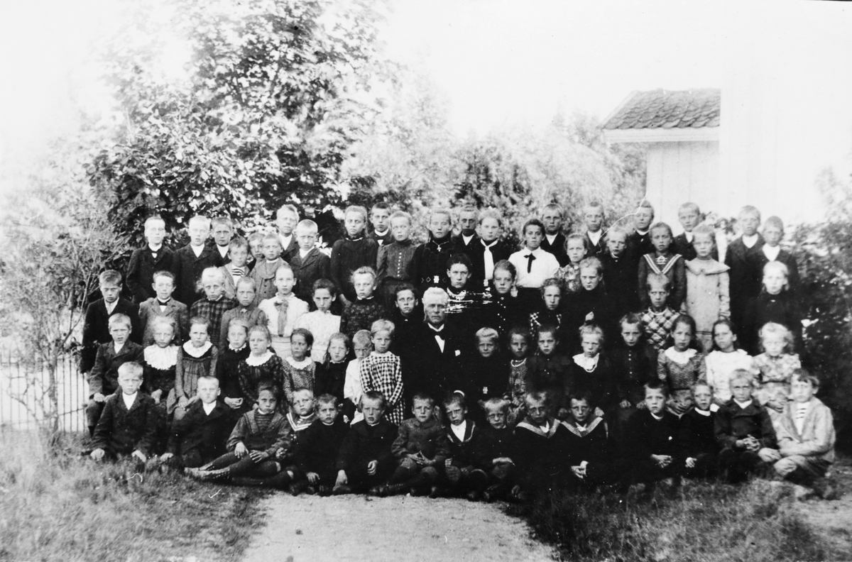 Gruppebilde/ skolebilde fra Trinberg skole på Hemnes, skoleåret 1901-02.