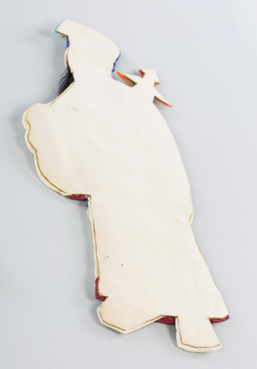 Todimensjonal dukke for veggheng. Dukken er en mann med bekledning og skjegg.