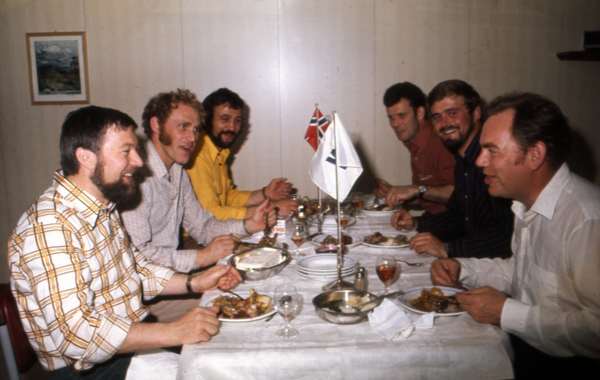 Mannskapet spiser middag ombord i M/S ‘Tender Captain’ (b. 1976, Ulstein Hatlo A/S, Ulsteinvik).