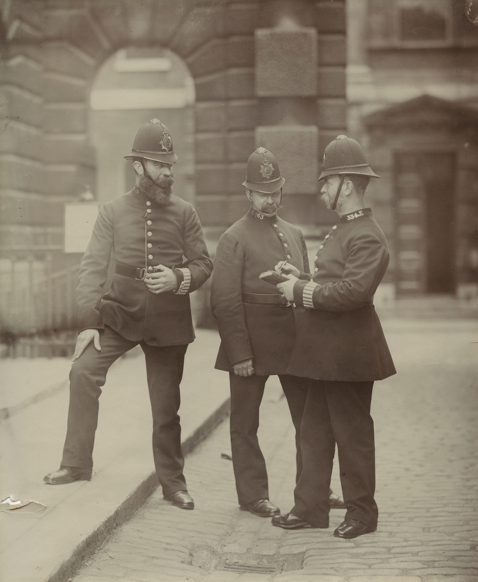 Tre politimenn på gaten i London.