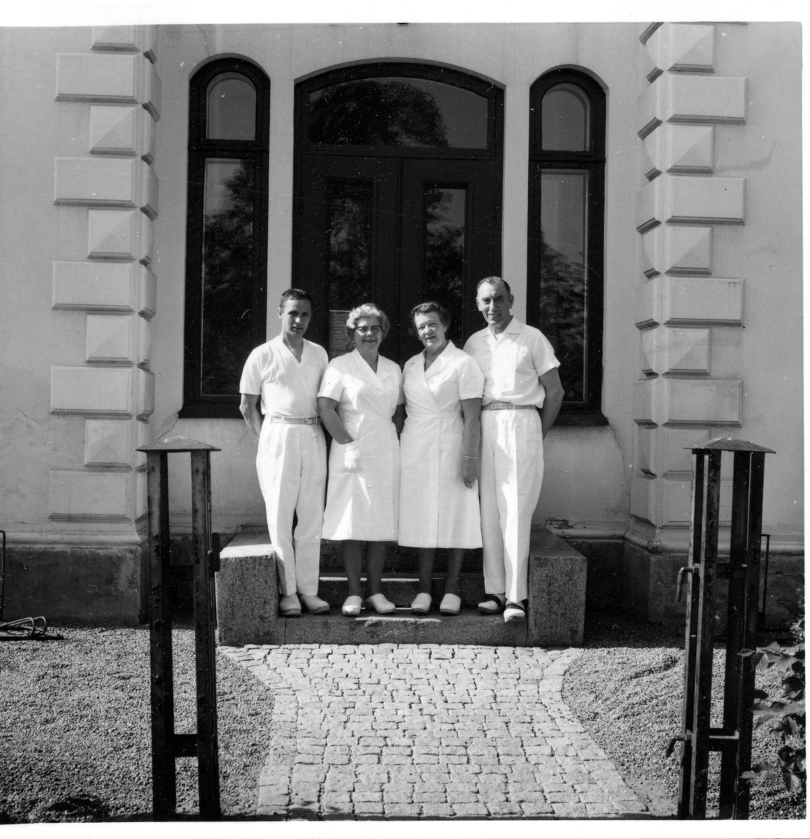 Entrétrappan med biträdande badmästare Herbert Nordh, baderska fru Gullan Klaar, baderska fru Gunhild Hektor och badmästare Tage Hektor, Varmbadhus.