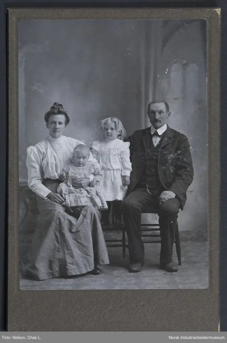 Visittkortfotografi, familie, mann, kone og to barn