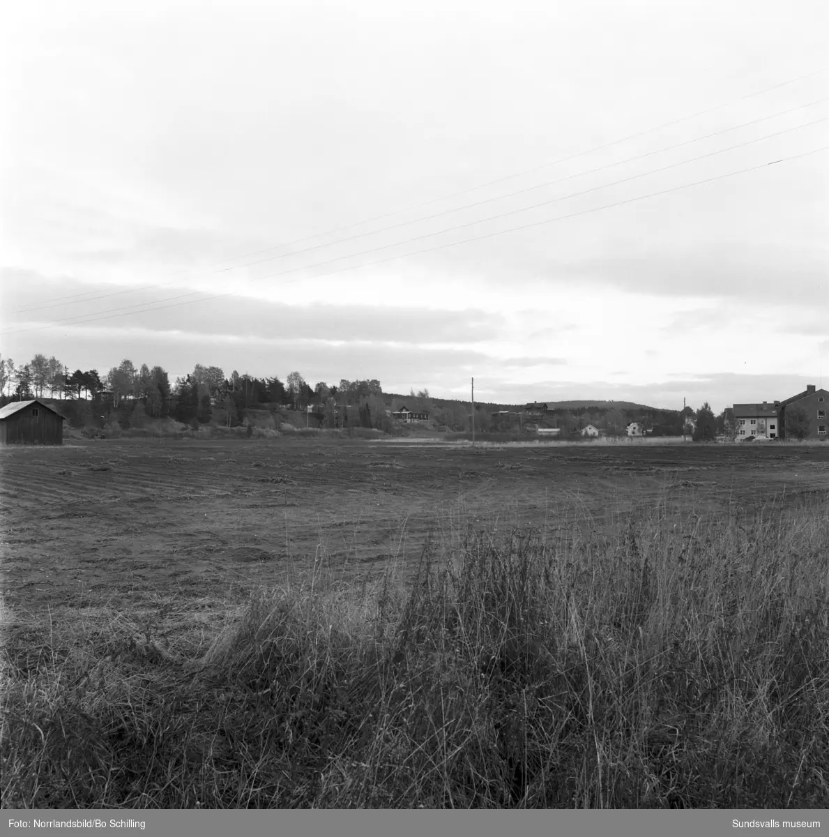 Område i Bergsåker innan flerfamiljshusen söder om travbanan byggdes.