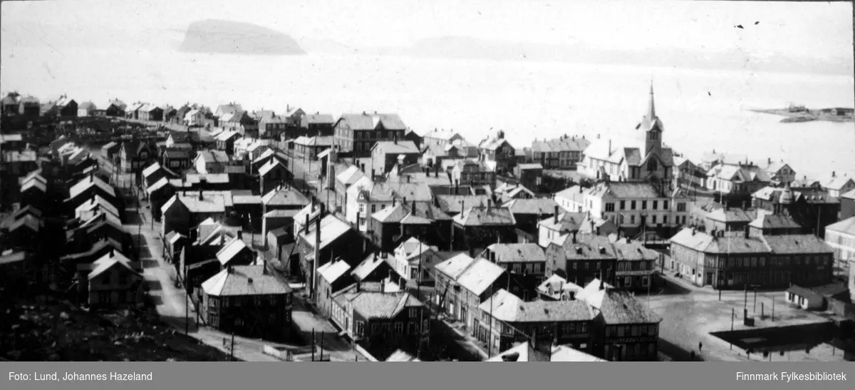Oversiktsbilde av Hammerfest sentrum med Håja i bakgrunnen