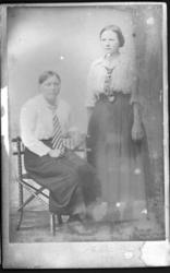 Et portrett av Inga og Emma Frisk, begge fra Nuvsvåg. De er 