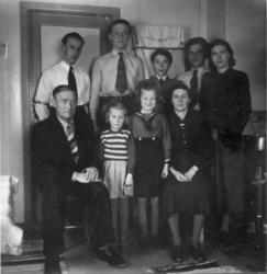 Familien Martinsen, Ingvard og Astrid Martinsen med barn. Ba