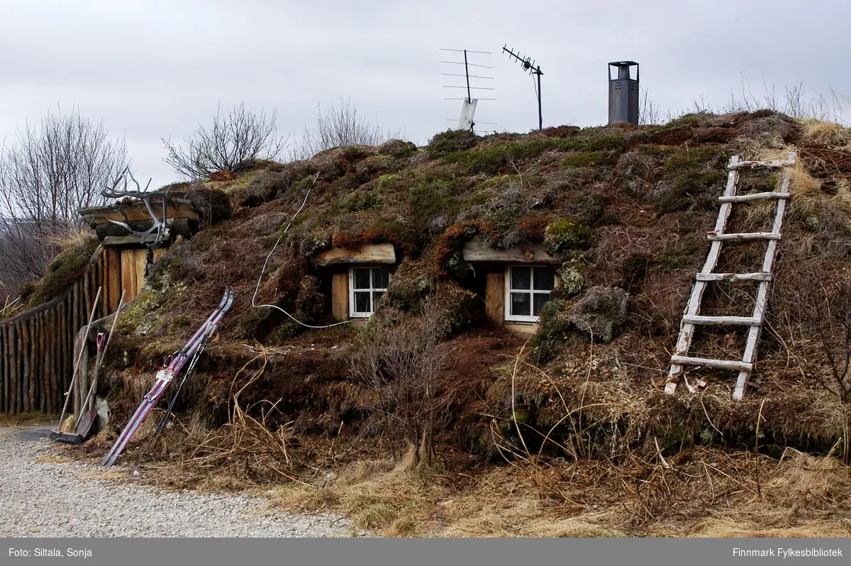 Per Sørflaten sin torvgamme ligger i Lebesby kommune ved Adamsfossen. For 16 år siden bygget han en helårsgamme til seg selv og hundene sine