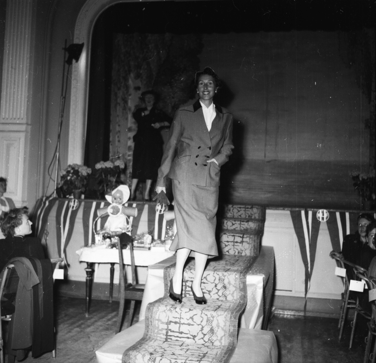 Vardens arkiv. "Mannequin-oppvisning i Festiviteten" 23.04.1954
