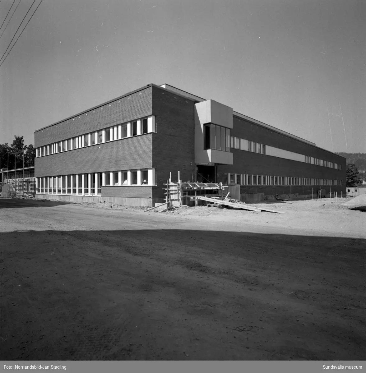 Bygget av Riksförsäkringsverkets Datacentral i kvarteret Måsen bakom Gustav Adolfsskolan på Västermalm.