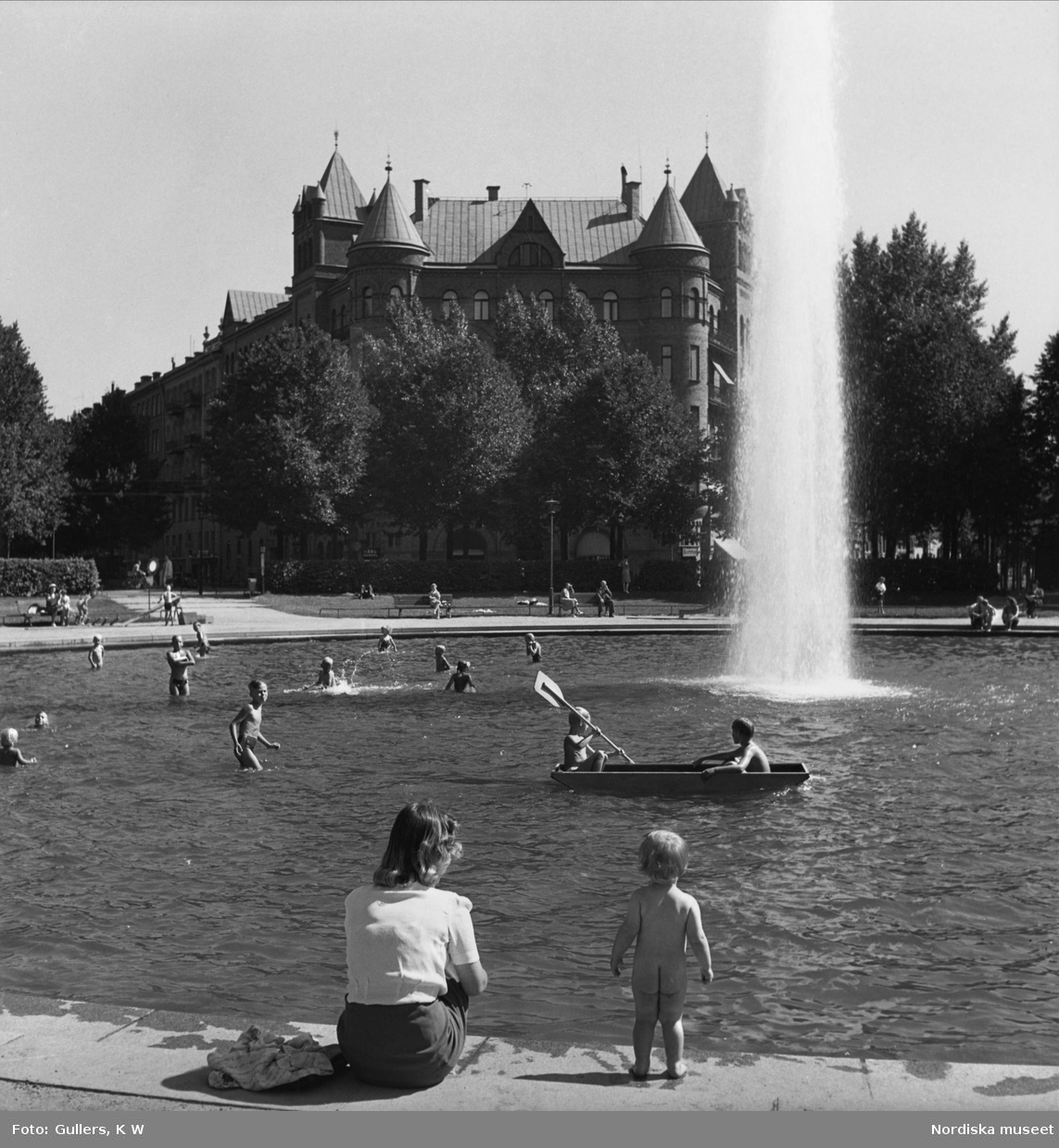 Badande barn vid Karlaplans fontän, Stockholm.
