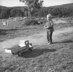 En lyslugget og barbeint Jarle Karikoski fotografert på et g