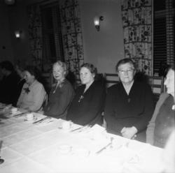 Vardens arkiv. "Kvinnfolk på Norøna. (50 år siden de gikk på