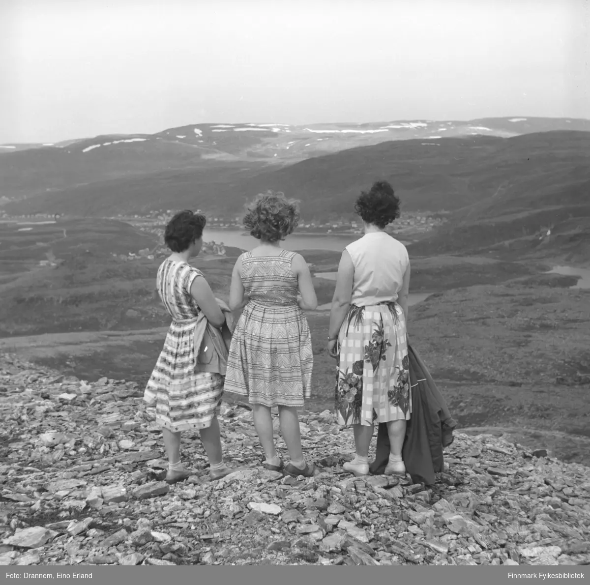 Tre damer på fjelltur ovenfor Hammerrfest. De er fra venstre: Maija Hoikka (født Gerasimoff), Turid Karikoski, Jenny Drannem. Storvannet ses i bakgrunnen med bebyggelsen i Breilia/Sætergamdalen ovenfor.