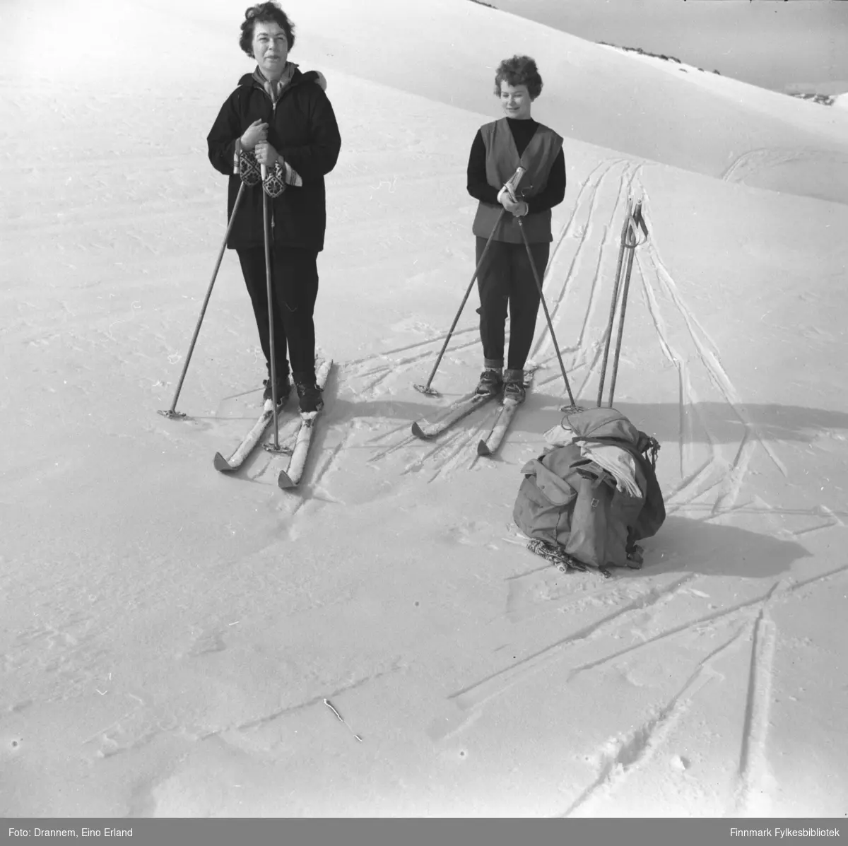Turid Karikoski og Jenny Drannem på skitur i fjellet, sted ukjent.