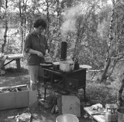 Jenny Drannem lager mat på en ovn som stod ute i Neiden.