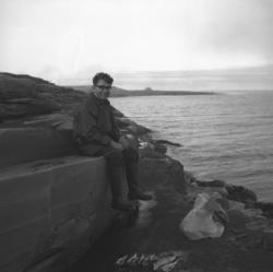 Asbjørn Gabrielsen på fisketur i fjæra i Vadsø.