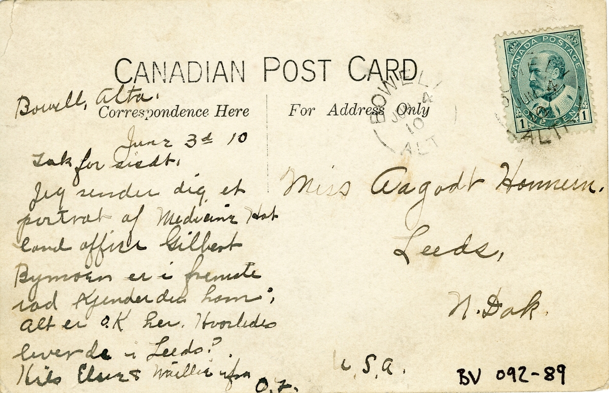 Postkort sendt fra Canada 3. oktober 1910. Bildet viser nybyggere foran Dominion land office. Blandt dem er Gilbert Bymoen