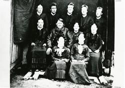 Familieportrett av Peder og Kari Storrustemoen med barna. Ta