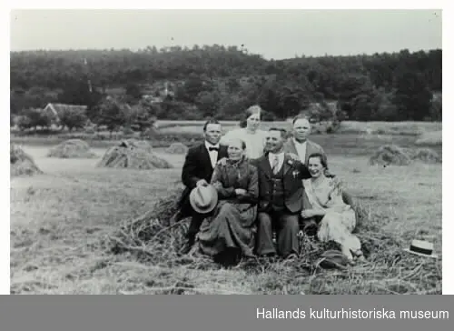 "Svensk-amerikan på besök hos Carl Carlsson, Hultahage, Veddige, 1926.Bilden ingick i Museets i Varberg bildtävling/utställning, ""Byakistan"", 1975. Se VMA 11638: serie F5."