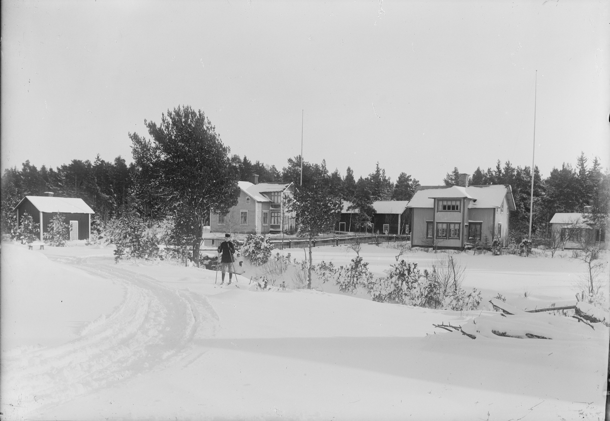 Skidåkning vid kanalen, Östhammar, Uppland 1910