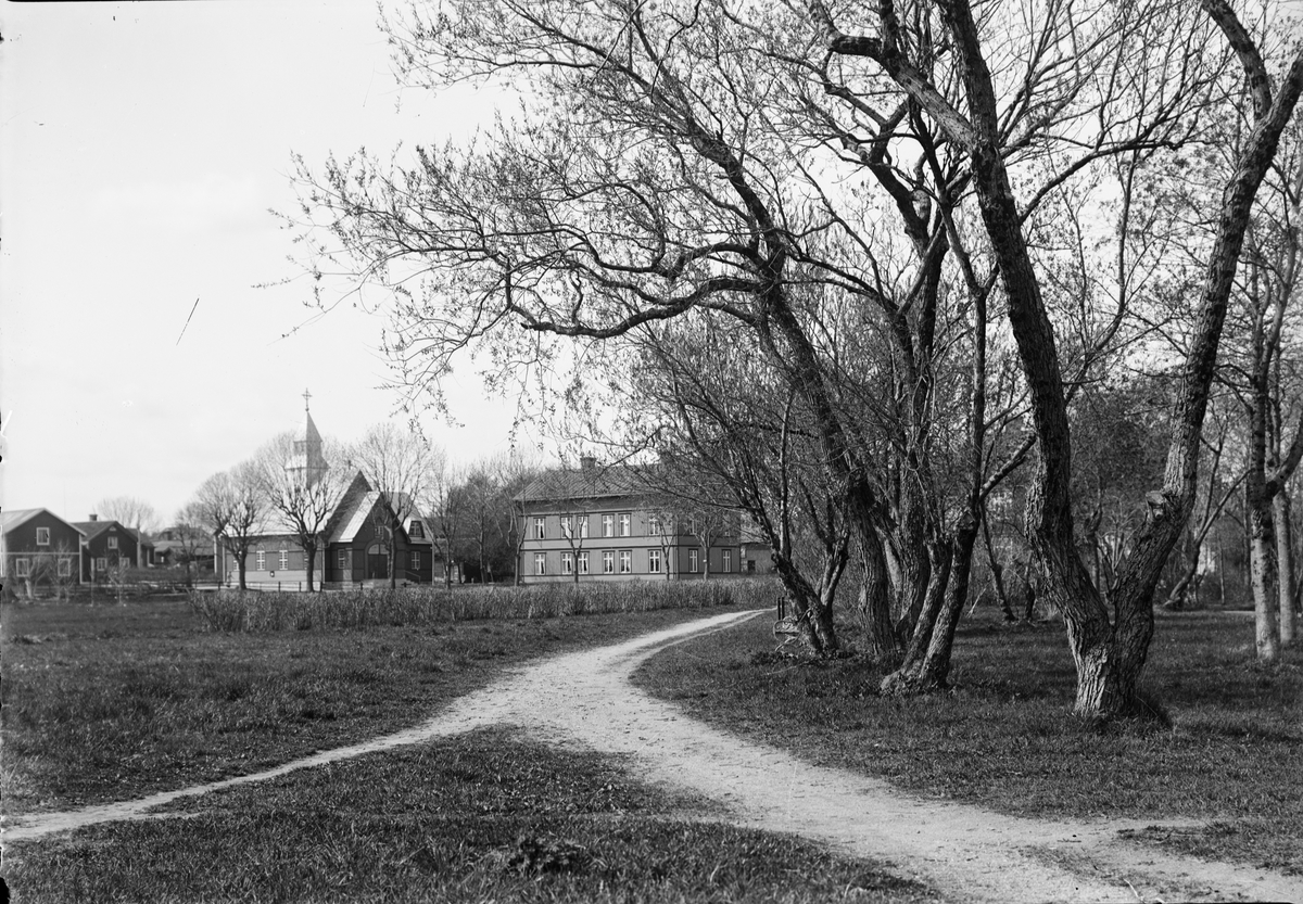 Apotekshuset och Missionskyrkan sett från stadsparken, Östhammar, Uppland