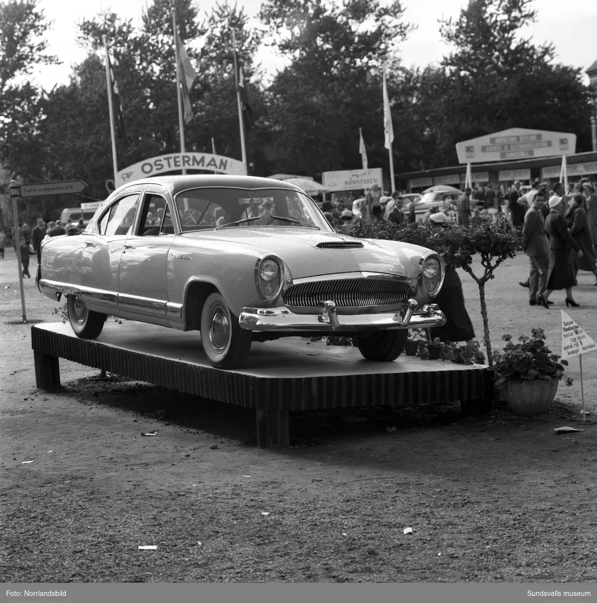 Ostermans bilfirma på Köpmangatan visar bilar och motorcyklar på Sundsvallsutställningen 1954.