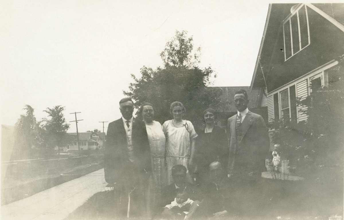 Bildet viser Hermann Karlsgot med familie i Amerika.