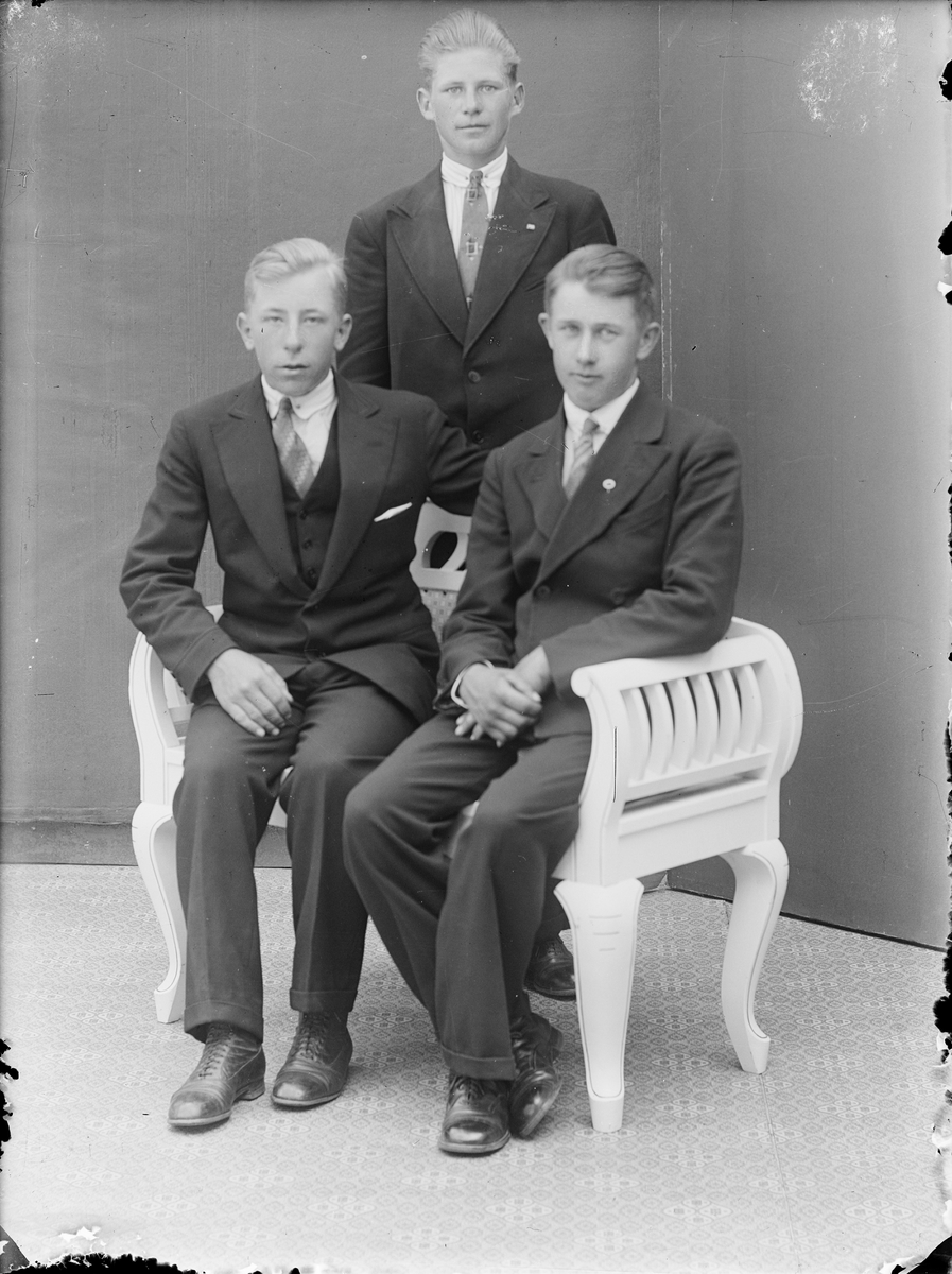 Ateljéporträtt - tre män, Alunda, Uppland