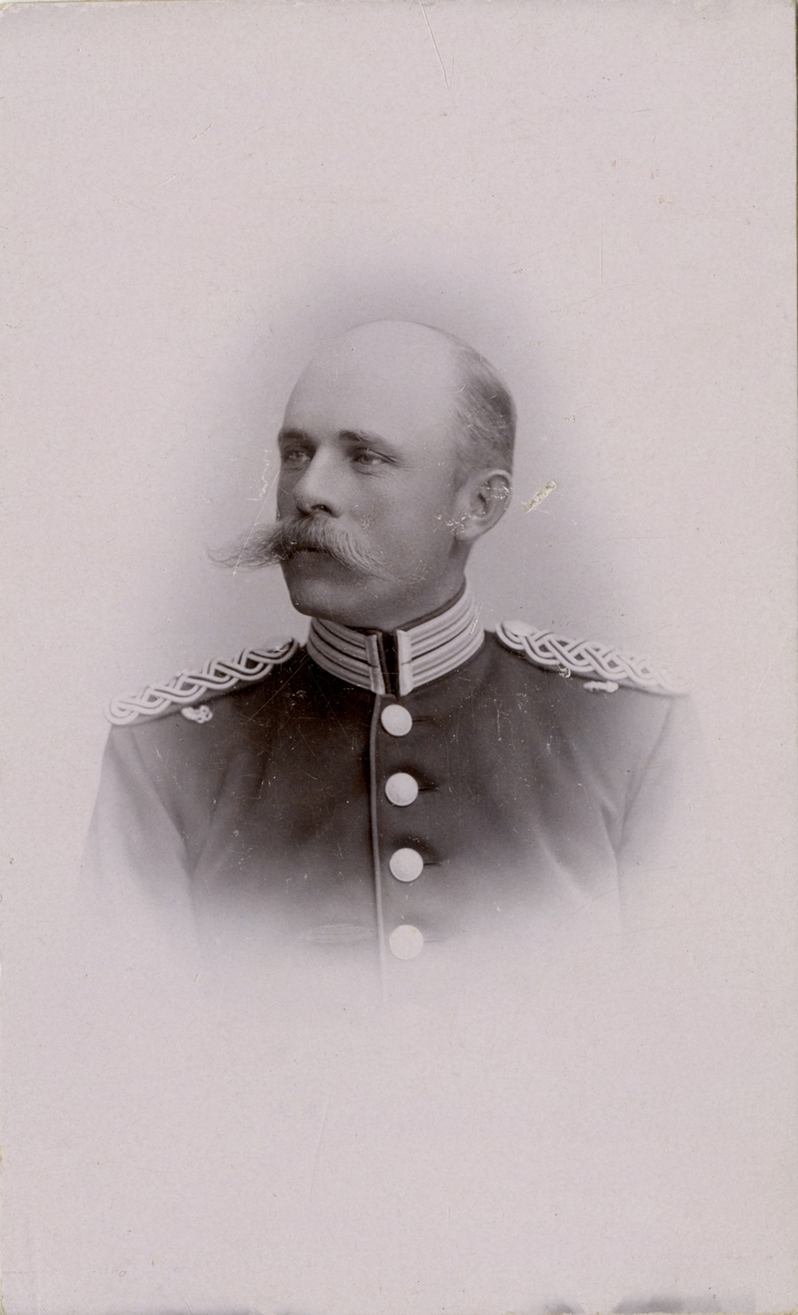 Porträtt av Karl Fredrik Malmborg, kapten vid Andra livgrenadjärregementet I 5.

Se även bild AMA.0001895, AMA.0005557 och AMA.0009530.