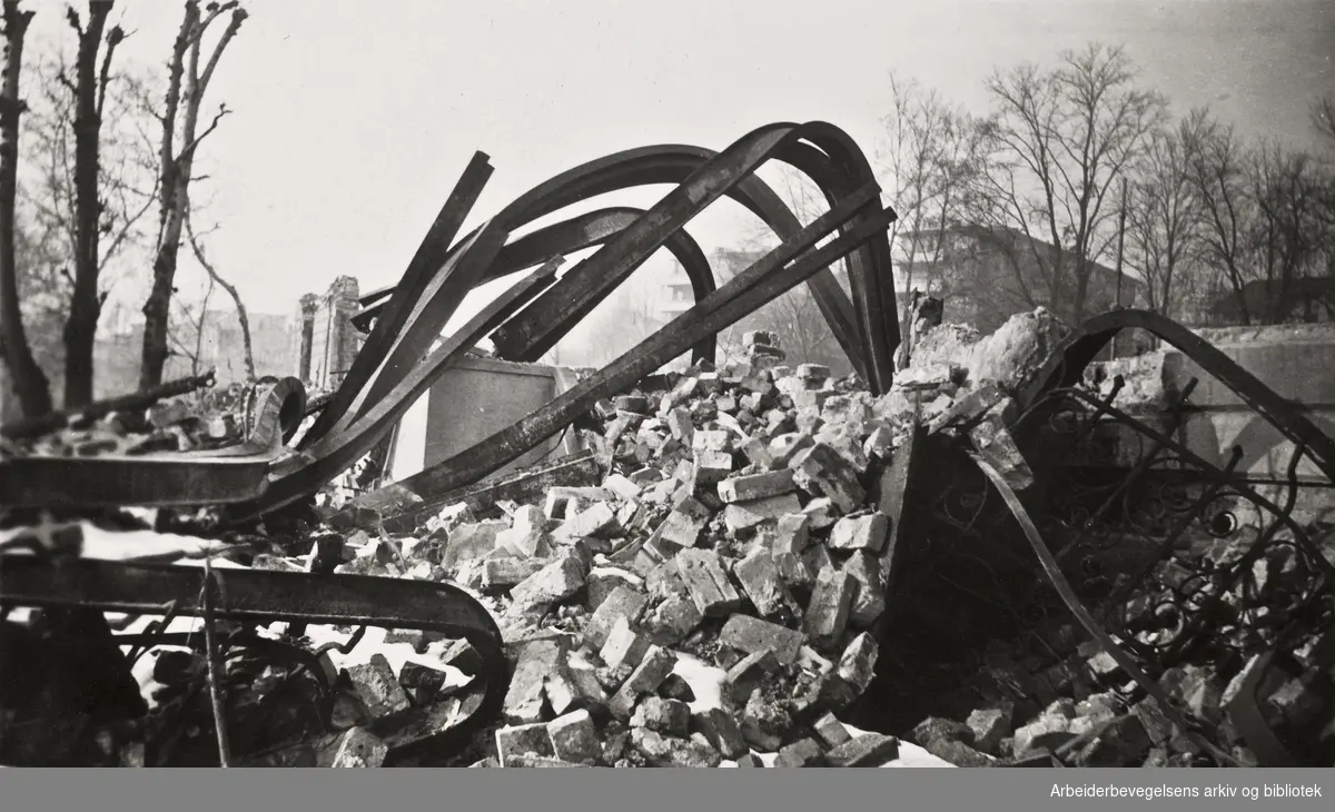 Ole M. Engelsens fotografier fra okkupasjonsårene i Oslo..Filipstad-ulykken 19. desember 1943. Eksplosjon og etterfølgende brann i et kullopplag på havneområdet Filipstad og nærliggende boligområder på Skillebekk i Oslo.