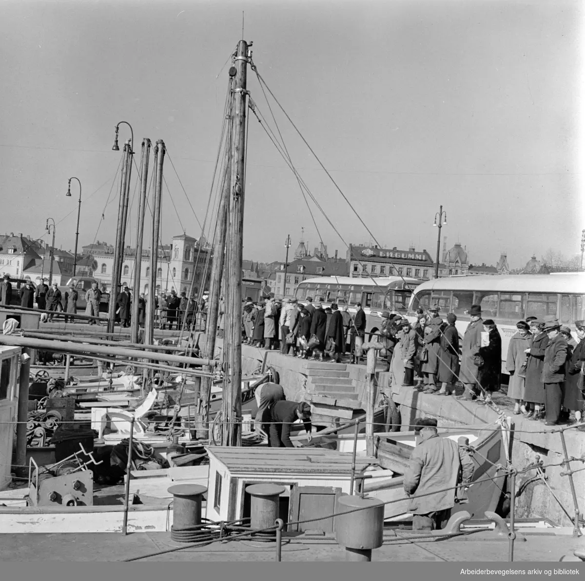 Oslo Havn: Honnørbrygga:.Fisk- og rekesalg.April 1958
