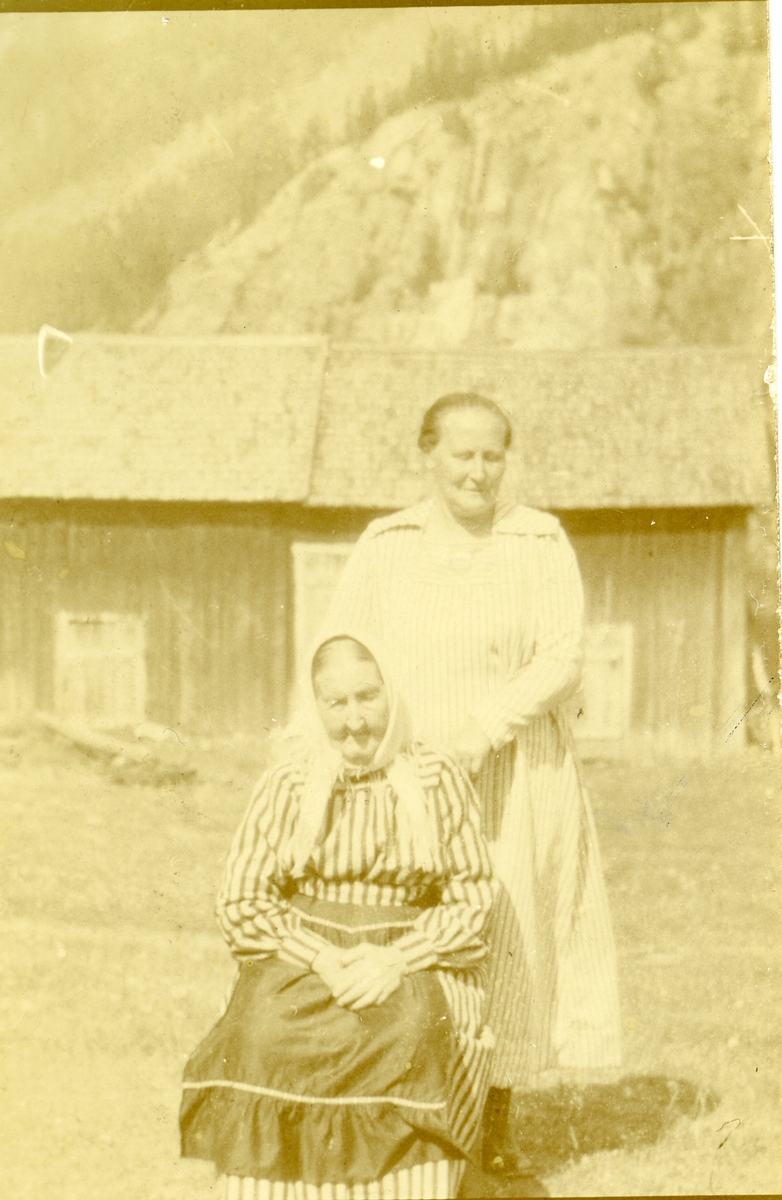 Ingebjørg Islandsmoen sammen med datteren Kari foran hytta.