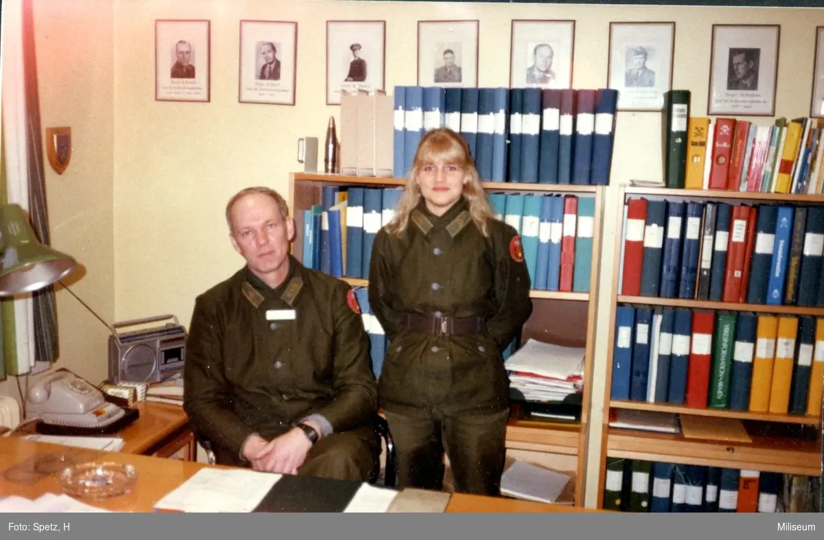 Carlsson, Jan,  överstelöjtnant. och Anneli Gustavsson, kadettsergeant. A 6