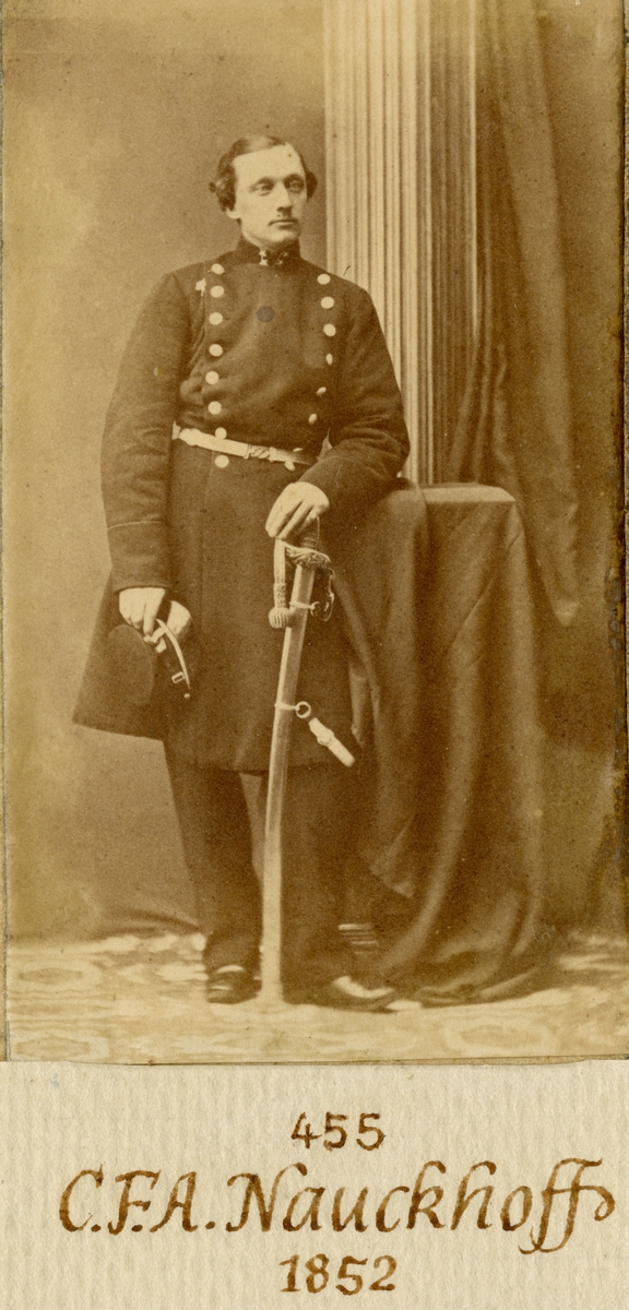 Porträtt av Carl Fredrik Alfred Nauckhoff, löjtnant vid Andra livgardet I 2.
Se även AMA.0008136.